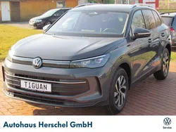 Grau Neu 2025 VW Tiguan SUV | 43.490 € (Etwas zu teuer)