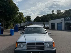 Silber Gebraucht 1990 Mercedes E200 Limousine | 6.300 €
