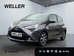 Grau Gebraucht 2021 Toyota Aygo X-play Kleinwagen | 11.490 € (Fairer Preis)