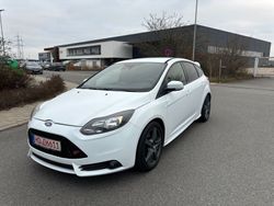 Weiß Gebraucht 2013 Ford Focus ST Limousine | 7.990 € (Fairer Preis)