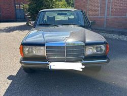 Blau Gebraucht 1979 Mercedes E200 Limousine | 10.000 €