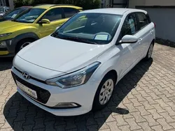 Polar white / sol Gebraucht 2015 Hyundai i20 Classic Kleinwagen | 7.800 € (Fairer Preis)