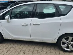 Weiß Gebraucht 2011 Opel Meriva Edition Van / Kleinbus | 4.199 € (Fairer Preis)