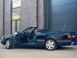 Dunkelblau (904) Gebraucht 1993 Mercedes E220 Sportline Cabrio | 35.900 €