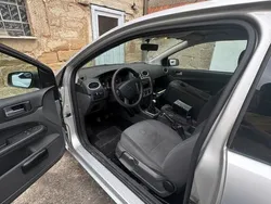 Silber Gebraucht 2005 Ford Focus Limousine | 2.500 €