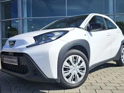 Schneeweiß Gebraucht 2024 Toyota Aygo Business Edition Kleinwagen | 15.550 € (Guter Preis)