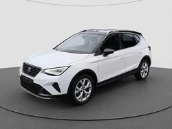 Candy weiss/mitternachtsschwarz Gebraucht 2024 Seat Arona FR SUV | 24.540 € (Etwas zu teuer)