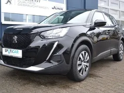 Lackierung schwarz perla nera/ty (metallic) Gebraucht 2022 Peugeot e-2008 Active SUV | 18.990 € (Fairer Preis)
