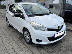 Weiß Gebraucht 2012 Toyota Yaris Kleinwagen | 5.899 € (Etwas zu teuer)