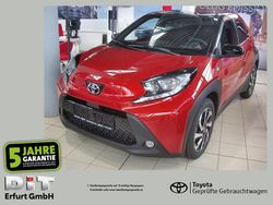 Chili red (3u4)/ black mica (2 Gebraucht 2024 Toyota Aygo Team Kleinwagen | 15.990 €