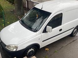 Weiß Gebraucht 2011 Opel Combo Van / Kleinbus | 2.600 € (Fairer Preis)