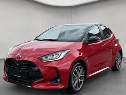 Karminarot metallic, dach schwarz Gebraucht 2024 Toyota Yaris Hybrid Plus Limousine | 23.990 € (Guter Preis)