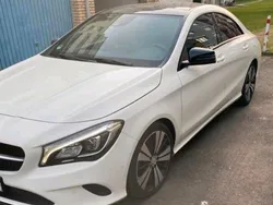Weiß Gebraucht 2017 Mercedes CLA180 Urban Limousine | 21.000 € (Teuer)