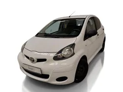 Weiß Gebraucht 2009 Toyota Aygo Basis Kleinwagen | 2.990 € (Fairer Preis)