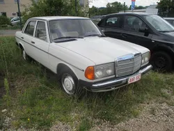 Weiß Gebraucht 1977 Mercedes 200 Limousine | 3.990 €