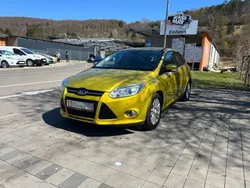Gelb Gebraucht 2011 Ford Focus Titanium Limousine | 7.999 € (Etwas zu teuer)