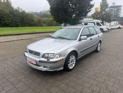 Silber Gebraucht 2001 Volvo V40 Kombi | 2.350 €