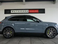 Grau Gebraucht 2024 Porsche Cayenne SUV | 95.880 € (Superpreis)