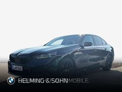Schwarz (m carbonschwarz metallic) Gebraucht 2025 BMW 550e M Sport Limousine | 79.450 € (Superpreis)