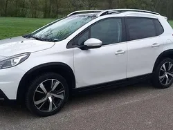 Weiß Gebraucht 2017 Peugeot 2008 Allure SUV | 11.400 € (Etwas zu teuer)