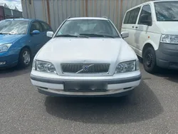 Weiß Gebraucht 1999 Volvo V40 Kombi | 530 €