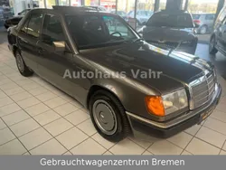 Braun Gebraucht 1991 Mercedes E200 Limousine | 3.990 €
