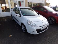 Weiß Gebraucht 2010 Renault Clio III Expression Limousine | 3.895 € (Teuer)