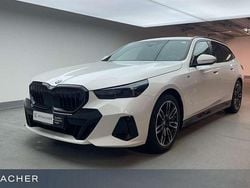 Alpinweiß uni Gebraucht 2024 BMW 520 M Sport Kombi | 51.780 € (Superpreis)