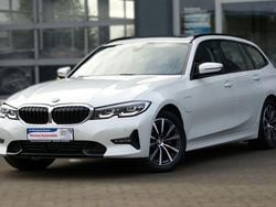 Weiß Gebraucht 2021 BMW 320e Sport Line Kombi | 26.200 € (Etwas zu teuer)