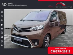 Brown rich oak Gebraucht 2023 Toyota Proace Verso Team Kombi | 38.990 € (Fairer Preis)