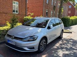 Silber Gebraucht 2018 VW Golf VII Sound Kombi | 14.700 € (Etwas zu teuer)