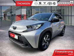 Silber Gebraucht 2023 Toyota Aygo Play Kleinwagen | 16.985 € (Teuer)