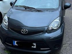 Grau Gebraucht 2013 Toyota Aygo Cool Kleinwagen | 3.200 € (Fairer Preis)