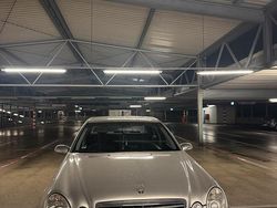 Grau Gebraucht 2002 Mercedes E200 Limousine | 5.399 €