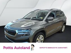Grau Gebraucht 2024 Skoda Karoq Selection SUV | 30.977 € (Guter Preis)