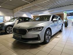 Pebble silber metallic Gebraucht 2024 Skoda Superb Selection Kombi | 47.900 €