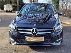 Schwarz Gebraucht 2015 Mercedes B180 Edition Van / Kleinbus | 9.000 € (Superpreis)