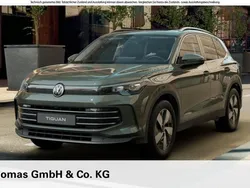 Cipressinogrün Gebraucht 2024 VW Tiguan Elegance SUV | 53.950 €