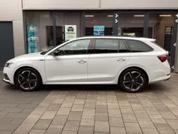 Weiß Gebraucht 2024 Skoda Octavia SportLine Kombi | 33.550 € (Guter Preis)