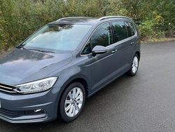 Grau Gebraucht 2023 VW Touran Highline Van / Kleinbus | 28.990 € (Fairer Preis)