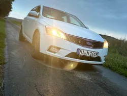 Weiß Gebraucht 2011 Kia Ceed Edition 7 Kombi | 2.950 € (Guter Preis)