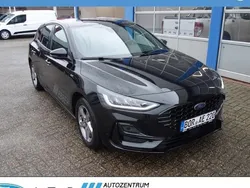 Schwarz Gebraucht 2023 Ford Focus ST-Line Limousine | 24.475 € (Fairer Preis)