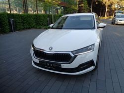 Weiß Gebraucht 2022 Skoda Octavia Clever Kombi | 15.990 €