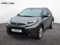 Cardamon green / night sky bla Gebraucht 2022 Toyota Aygo Pulse Kleinwagen | 15.980 € (Fairer Preis)