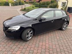 Schwarz Gebraucht 2018 Volvo V40 Momentum Kombi | 12.940 € (Fairer Preis)