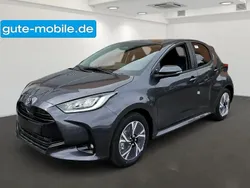 Grau Gebraucht 2024 Toyota Yaris Hybrid Team Limousine | 23.990 € (Fairer Preis)