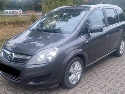Grau Gebraucht 2010 Opel Zafira Van / Kleinbus | 1.790 € (Guter Preis)
