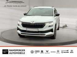 Weiß (moonweiß perleffekt) Neu 2025 Skoda Karoq SportLine SUV | 35.390 € (Fairer Preis)