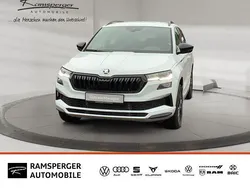 Weiß (moonweiß perleffekt) Neu 2025 Skoda Karoq SportLine SUV | 35.890 € (Fairer Preis)