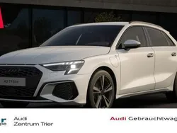 Gletscherweiß metallic Gebraucht 2024 Audi A3 Sportback e-tron S-Line Limousine | 40.980 €